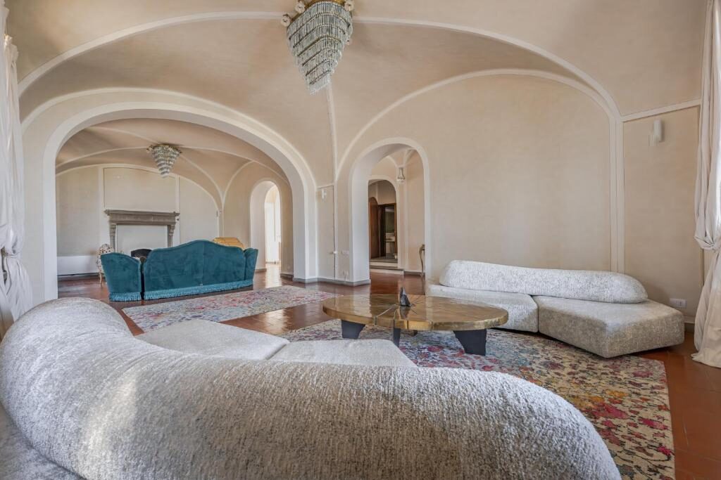 Vaulted living room with arches